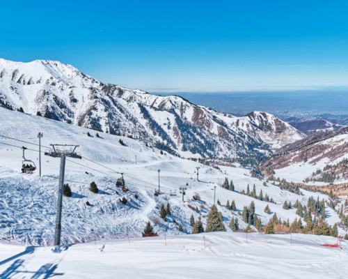 Snow-covered Colorado ski resort with chairlifts and marked trails, illustrating potential liability for ski lift accidents, poor trail marking, and hidden hazards under Colorado ski safety law.