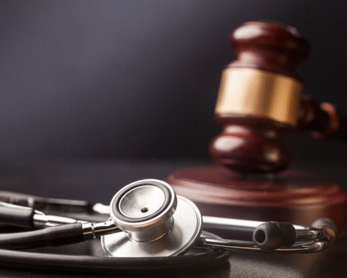 Stethoscope and judge's gavel representing medical malpractice claims involving delayed diagnosis, healthcare negligence, and legal accountability for reduced survival outcomes.